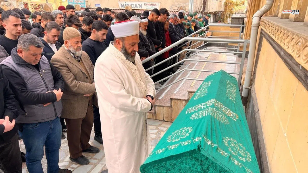 Kahramanmaraş'ta kazada ölen nişanlı çift yan yana toprağa verildi