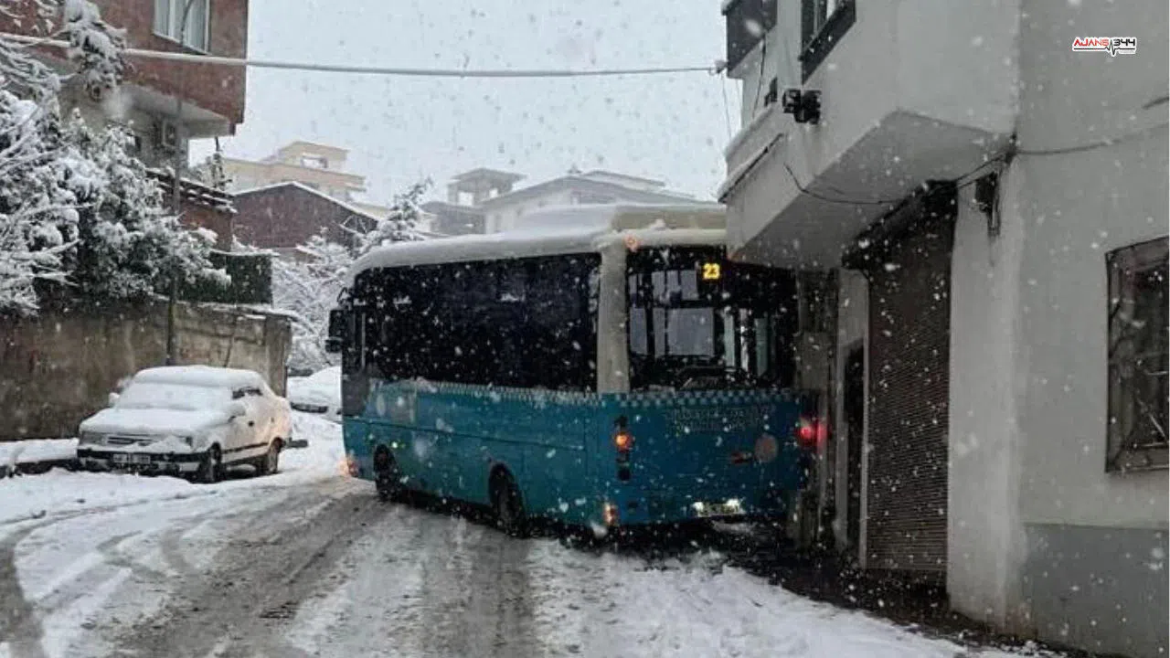Kahramanmaraş'ta otobüs kayarak eve çarptı