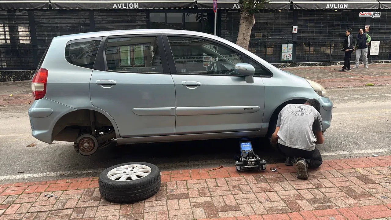 Park Halindeki 20 Aracın Lastikleri Kesildi