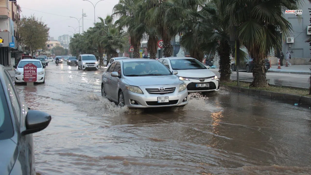 İçme suyu borusu patladı, sokaklar göle döndü