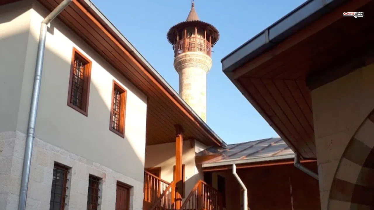 Kahramanmaraş'ta Depremde Hasar Gören Tarihi Camii, Yeniden Cemaatiyle Buluşuyor