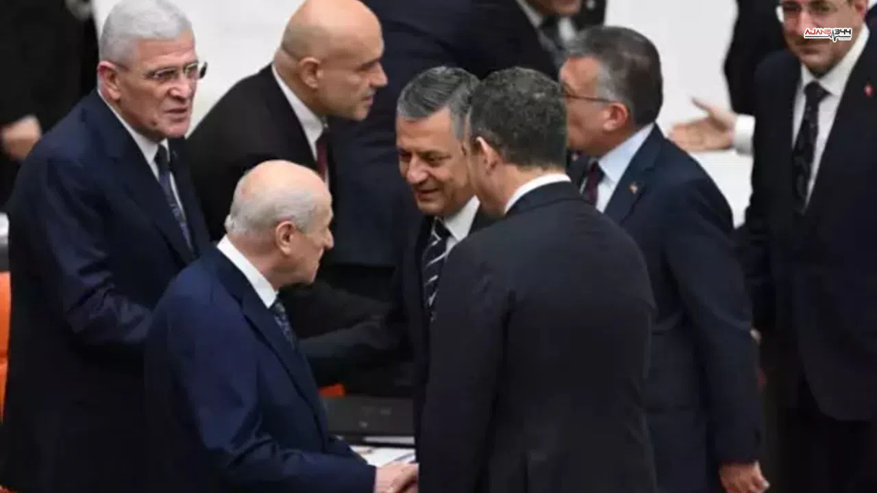 TBMM'de Bütçe Görüşmeleri Başladı: Bahçeli ve Özel Tokalaştı