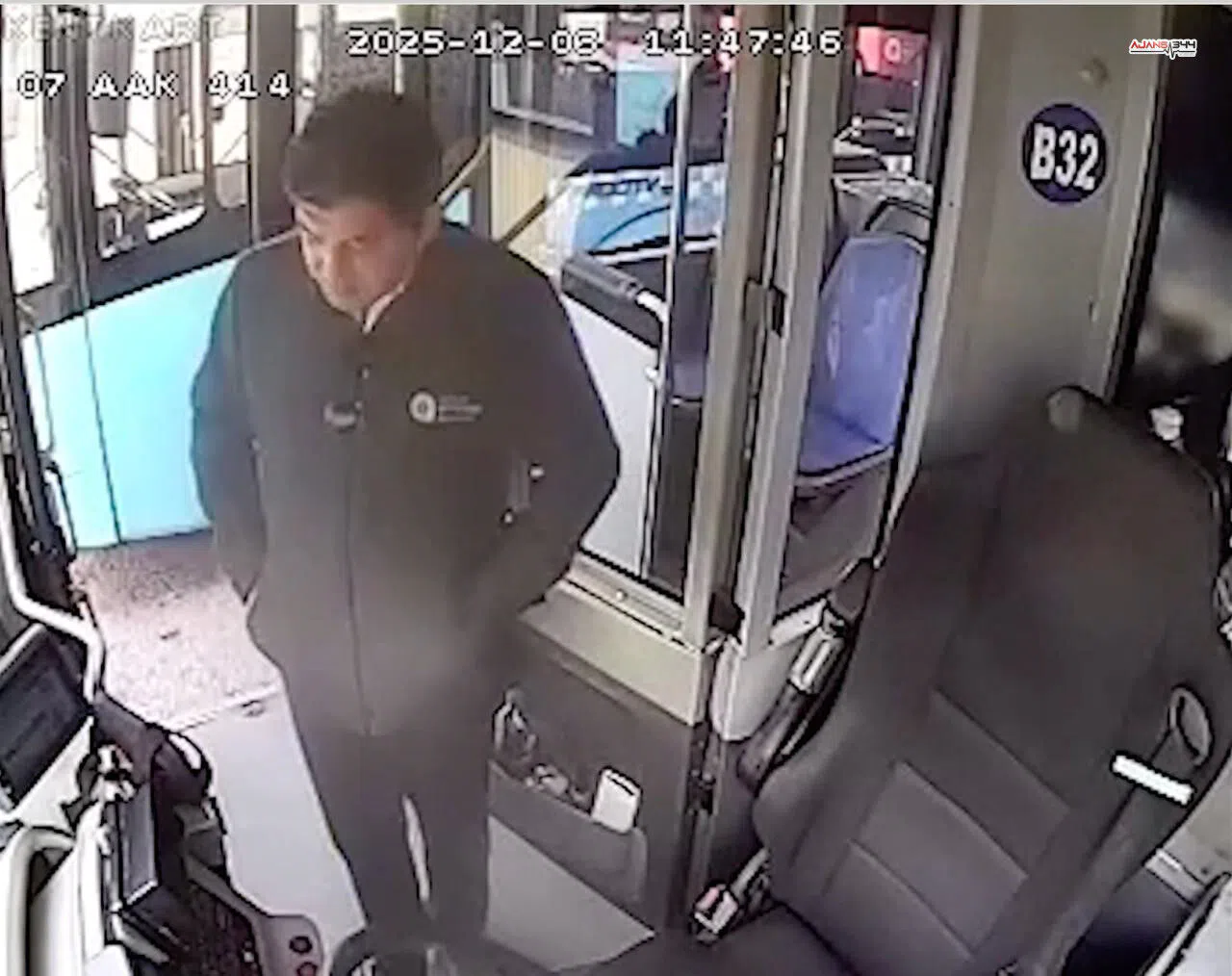 Unutulan çantanın başında nöbet tuttu