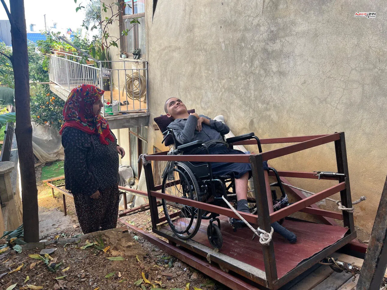 Üvey Baba, Engelli Oğluna Raylı Asansörle Hayat Kolaylaştırdı
