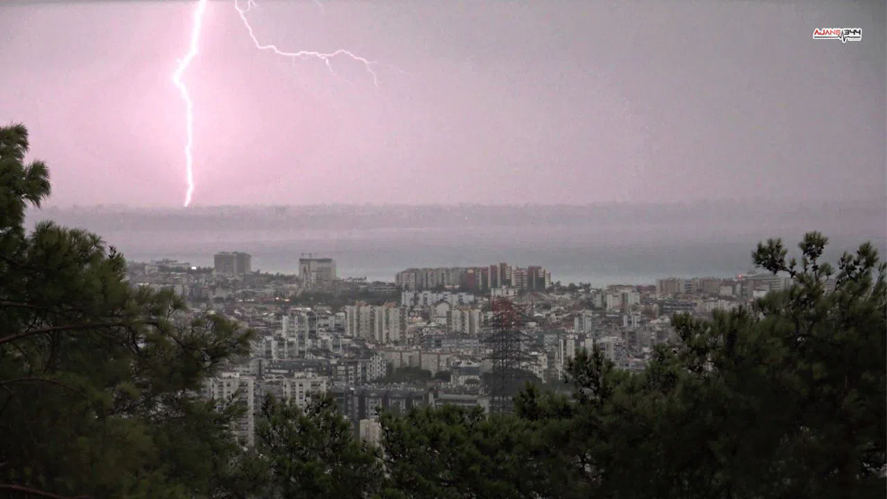 Şiddetli Fırtına ve Sağanak Yağış Hayatı Olumsuz Etkiledi
