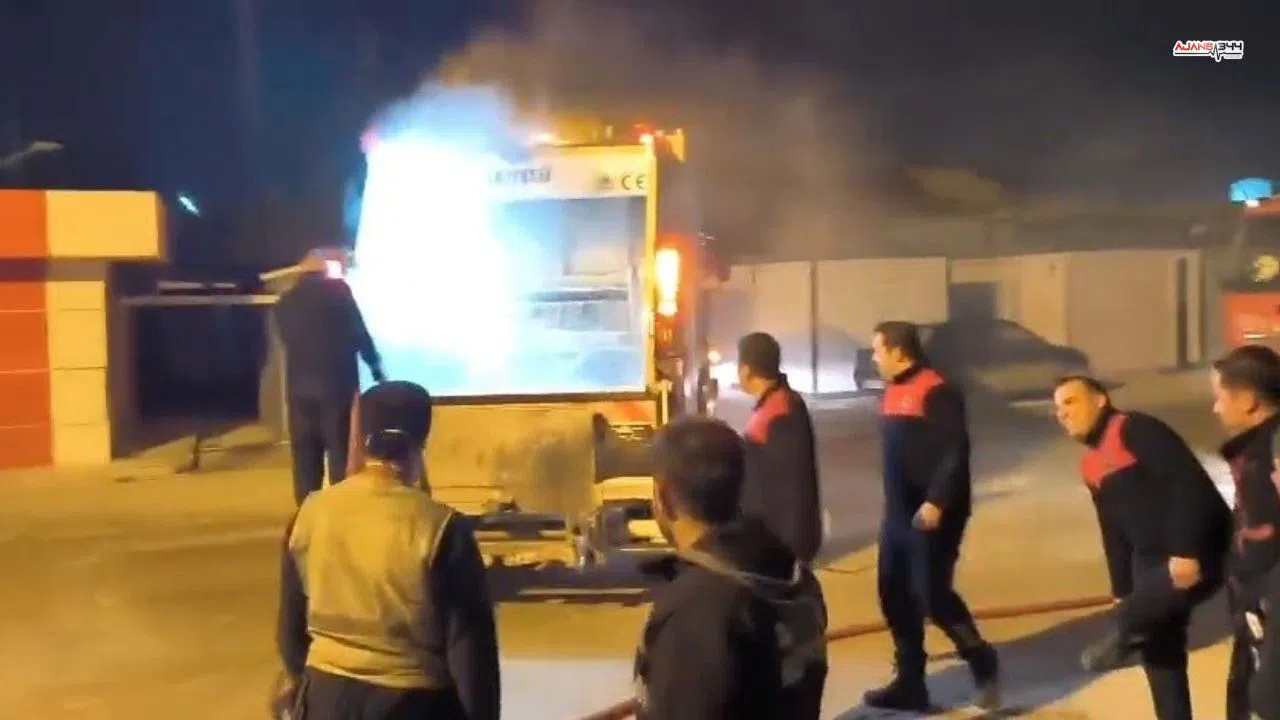 Alev Alan Çöp Kamyonu İtfaiye İstasyonuna Sığındı