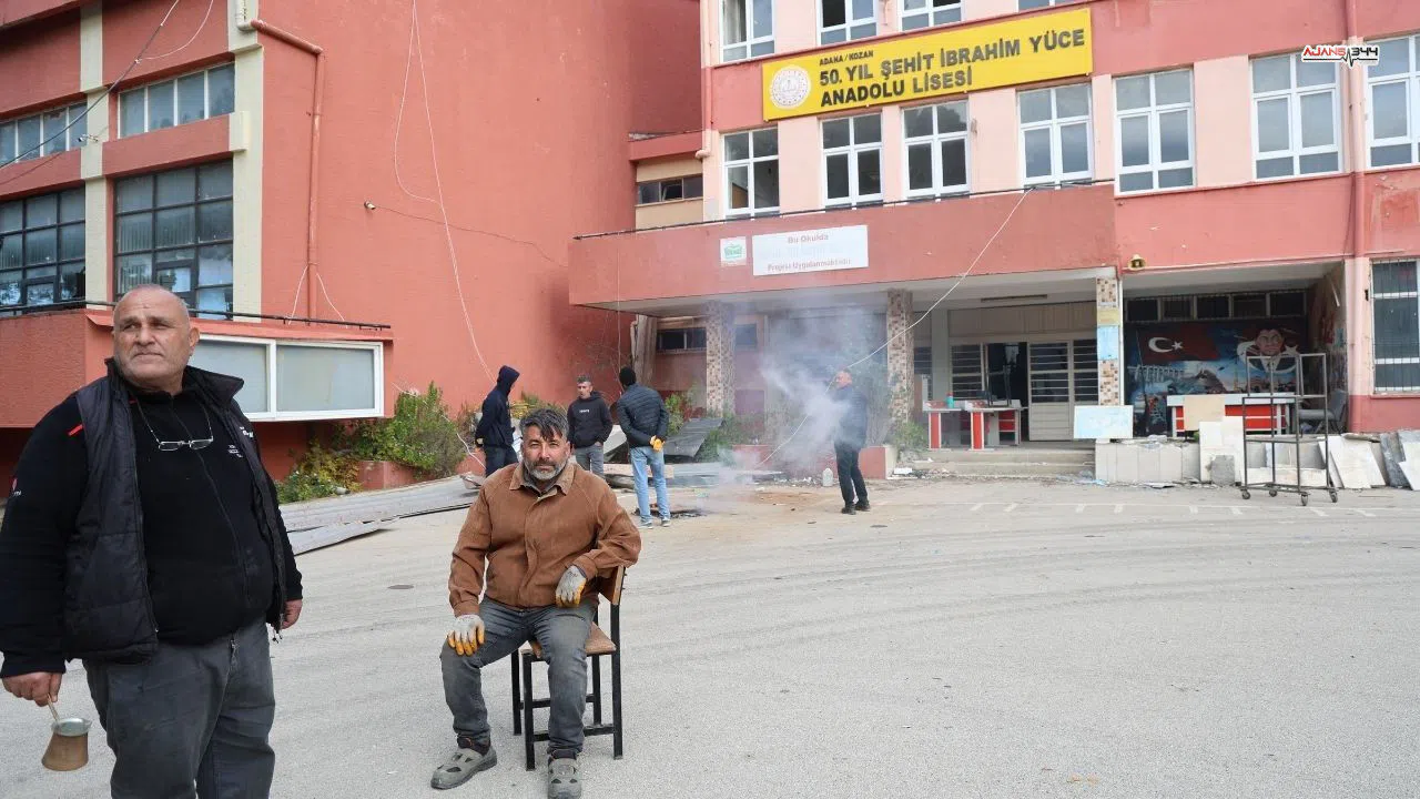 Depremde hasar alan 50 yıllık lise yıkılıyor mezunları son kez ziyaret etti