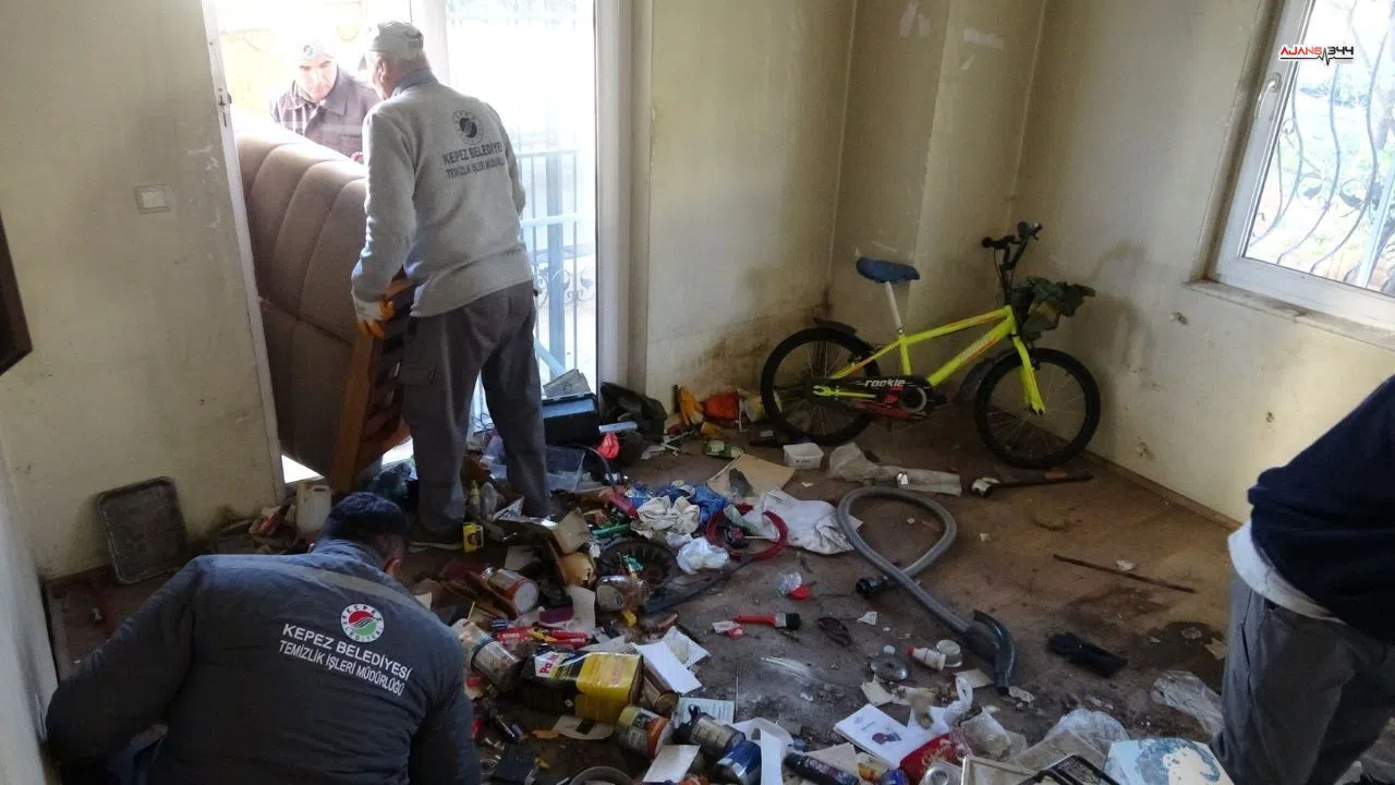 Yaşlı adamın çöp dolu evinden 2 kamyon atık çıkarıldı