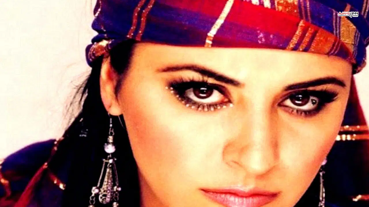 Zara'nın Derin Dekolteli Kıyafeti Sosyal Medyada Tartışma Yarattı