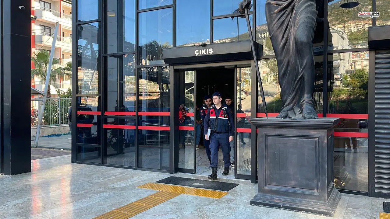 Alanya’da polislerin üzerine motosiklet sürdüler: 2 şüpheli tutuklandı