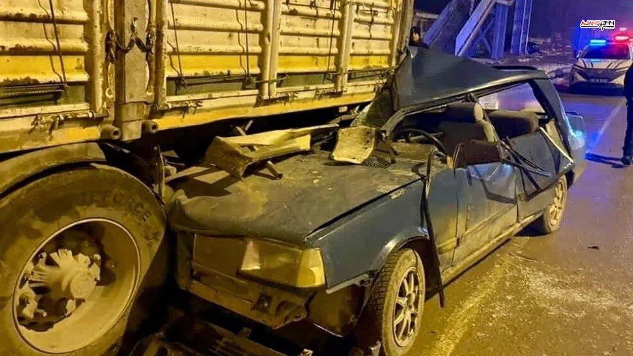 Kahramanmaraş'ta kontrolünü kaybeden otomobil park halindeki tıra arkadan girdi: 3 yaralı