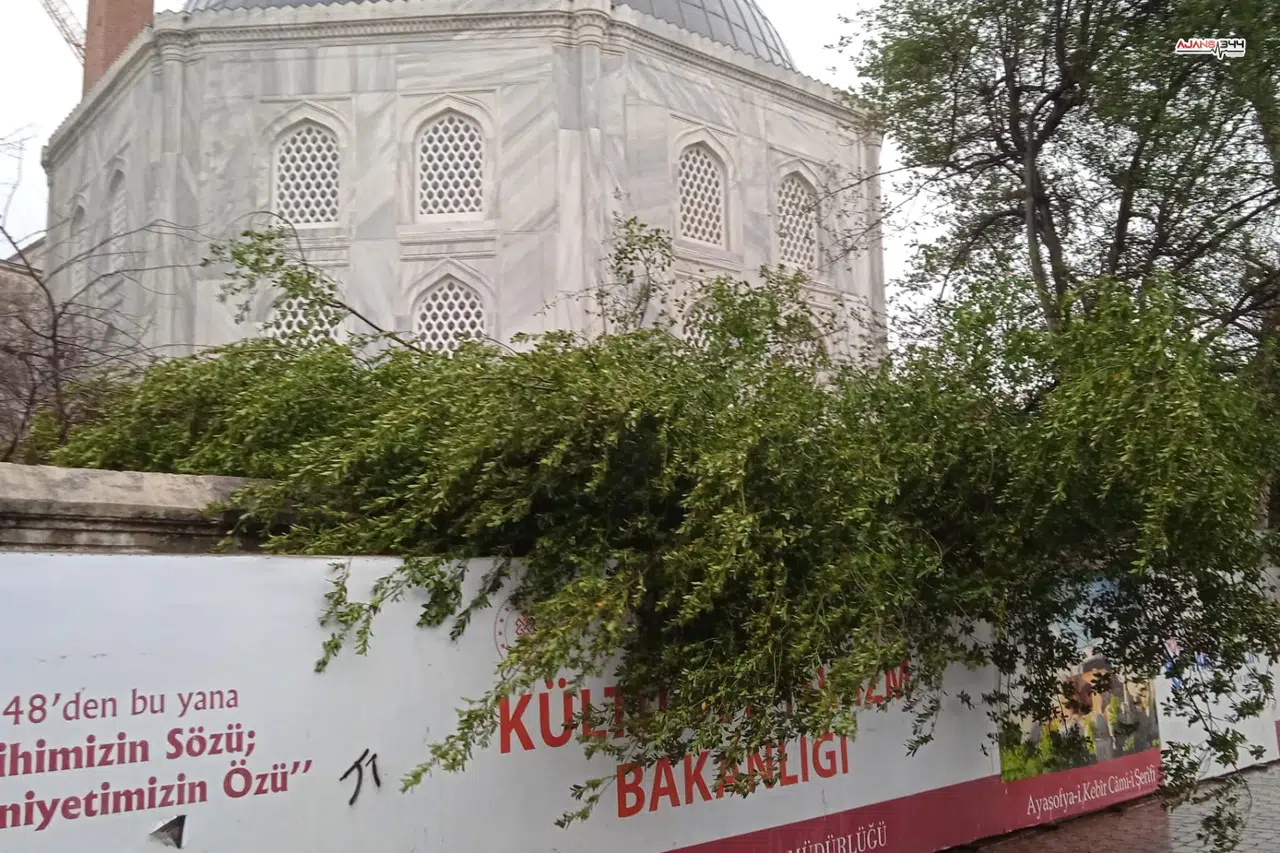 Ayasofya’da Minare Alemi Düştü