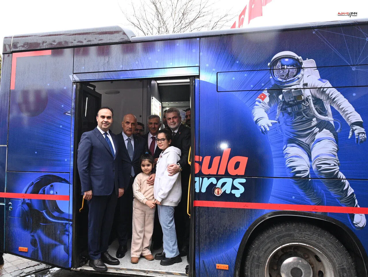 Bakan Kacır’dan Bilim Otobüsü projesine tam not