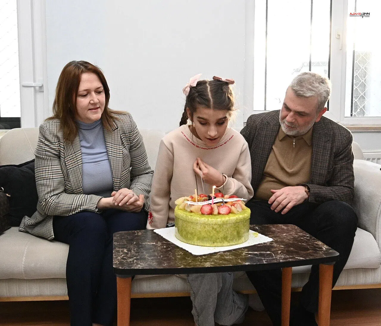 Başkan Görgel’den doğum günü sürprizi: Emine’nin yüzü güldü