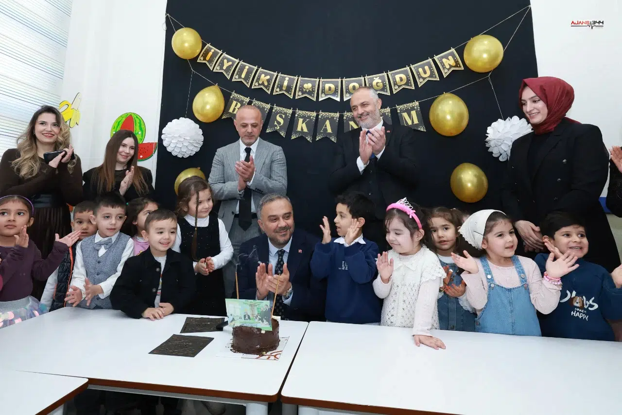 Başkan Toptaş’a karne gününde miniklerden doğum günü sürprizi!