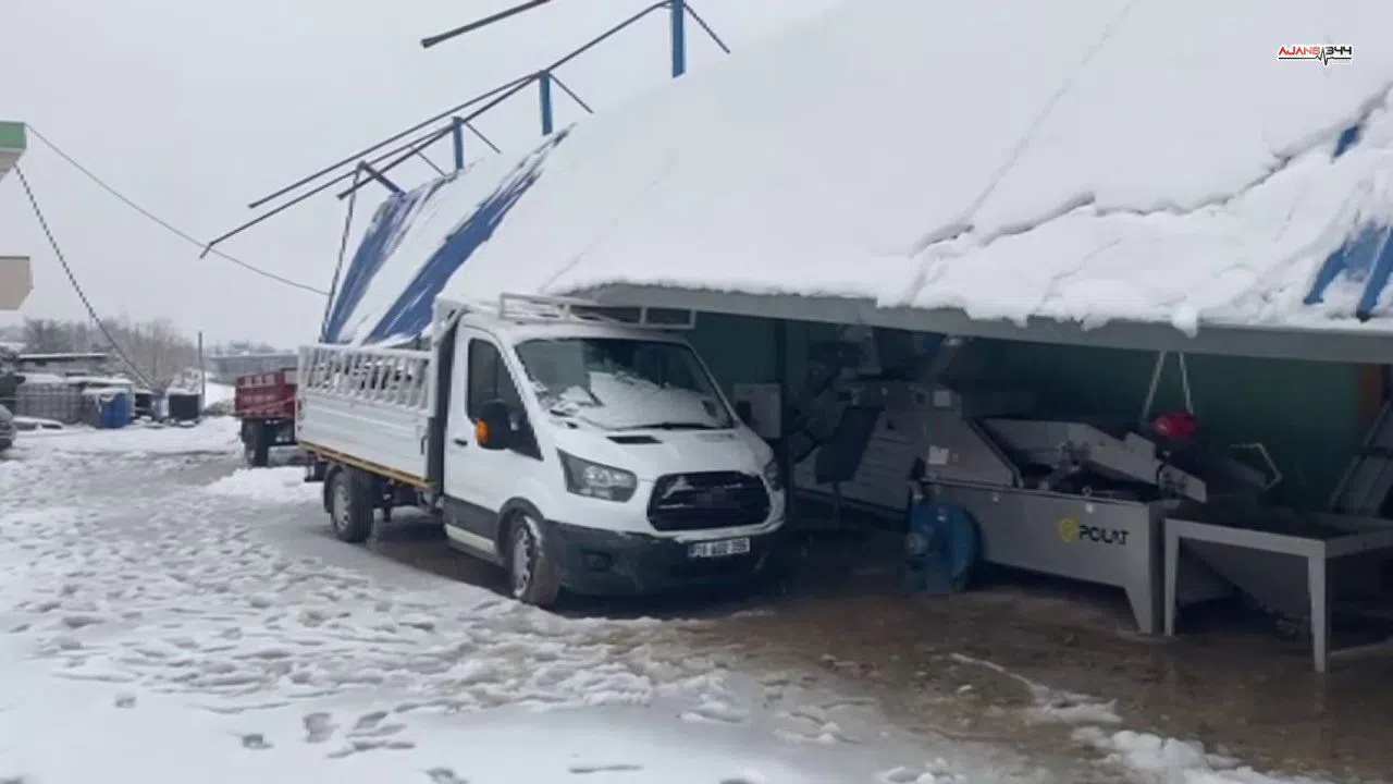 Kar yüküne dayanamayan fabrika çatısı park halindeki araçlara çöktü