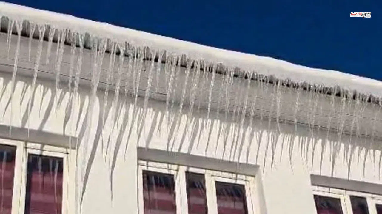 Dondurucu soğukla birlikte çatılardaki buz sarkıtları büyüdü