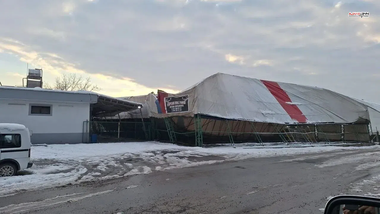 Dulkadiroğlu'nda yoğun kar halı sahanın çatısını çökertti