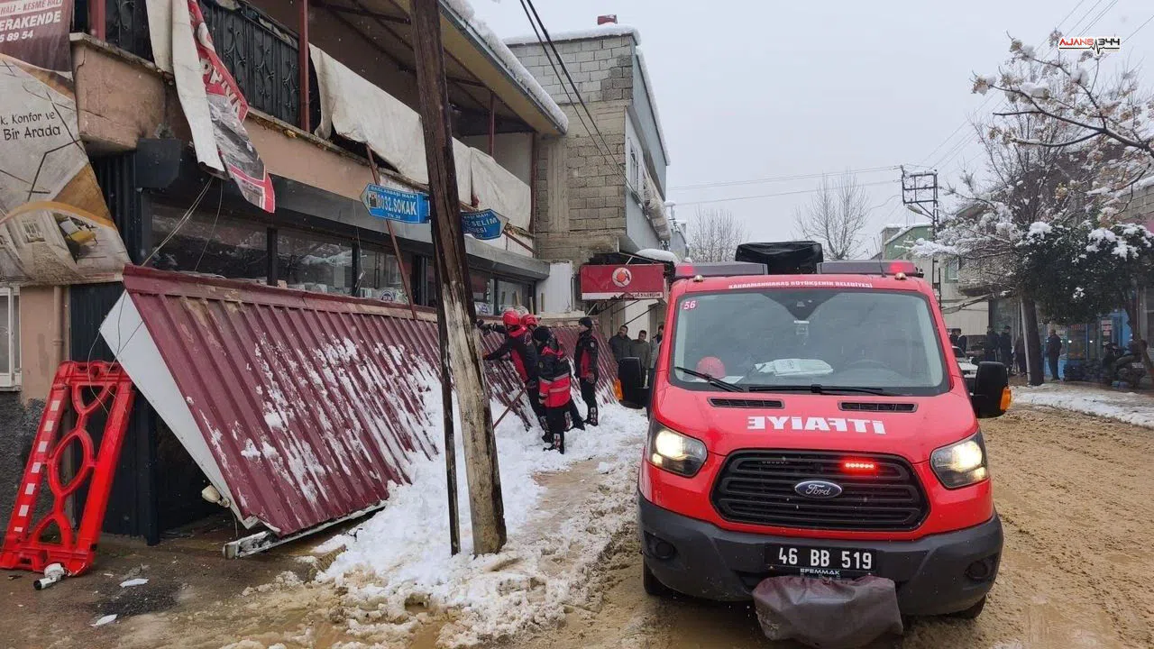 Depremin merkezinde yoğun kar nedeniyle iş yerinin çatısı çöktü