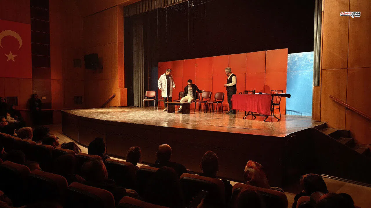 “Deliriyorum Haberin Olsun” Kahramanmaraş’ta izleyiciyi kahkahaya boğdu