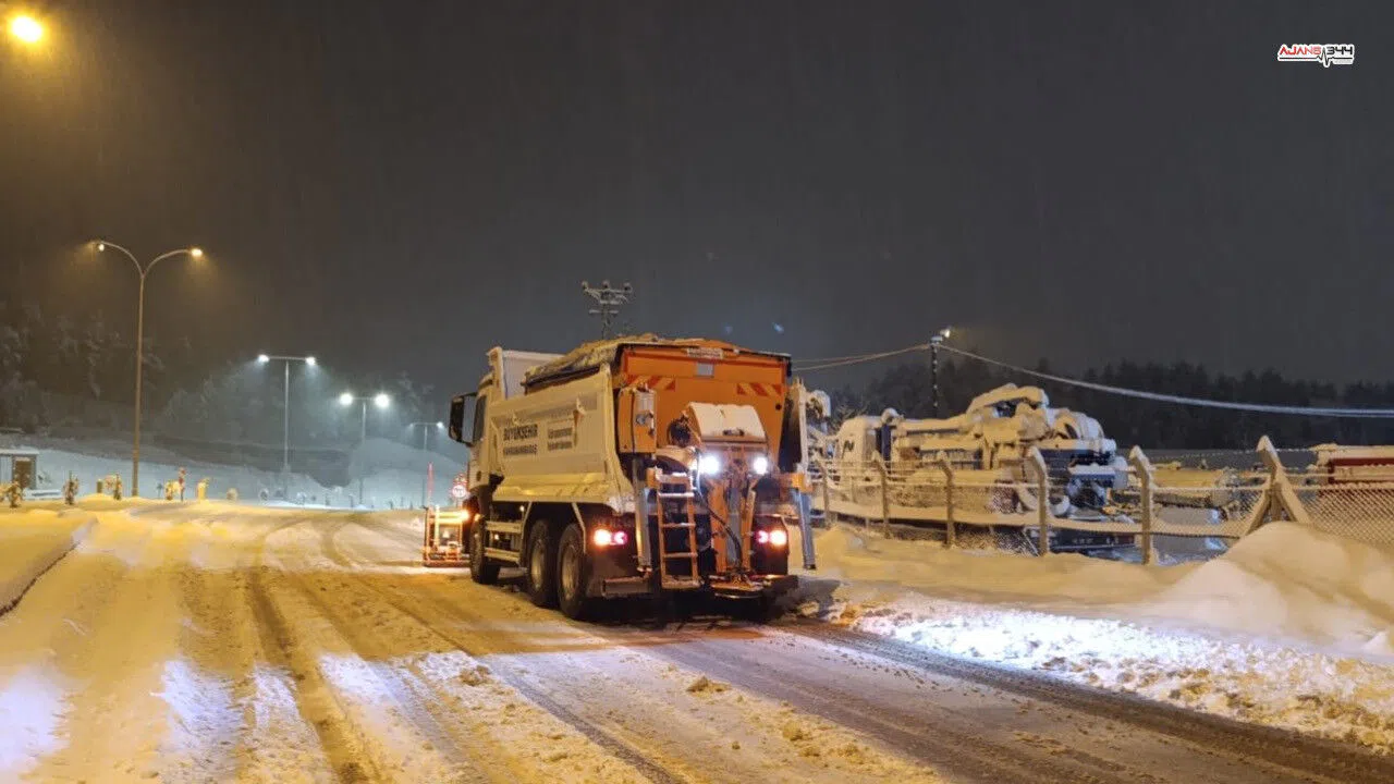Kahramanmaraş’ta kar mesaisi: Büyükşehir ekipleri gece de sahada