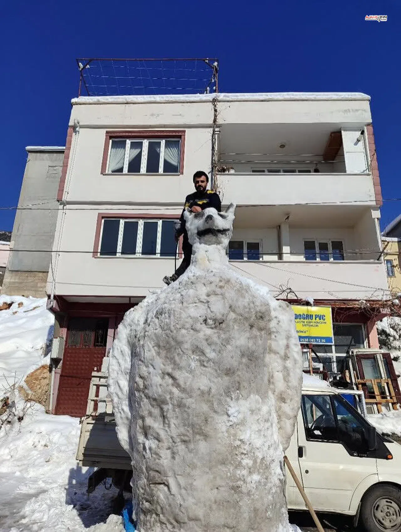 Kahramanmaraş'ta Kar Sonrası 4 Metrelik Dev Kardan Kedi İlgi Çekti