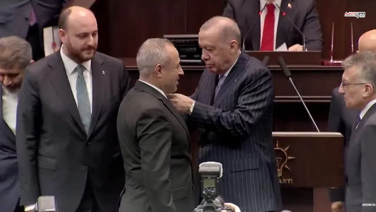 Cumhurbaşkanı Erdoğan Milletvekili İrfan Karatutlu'ya rozet taktı