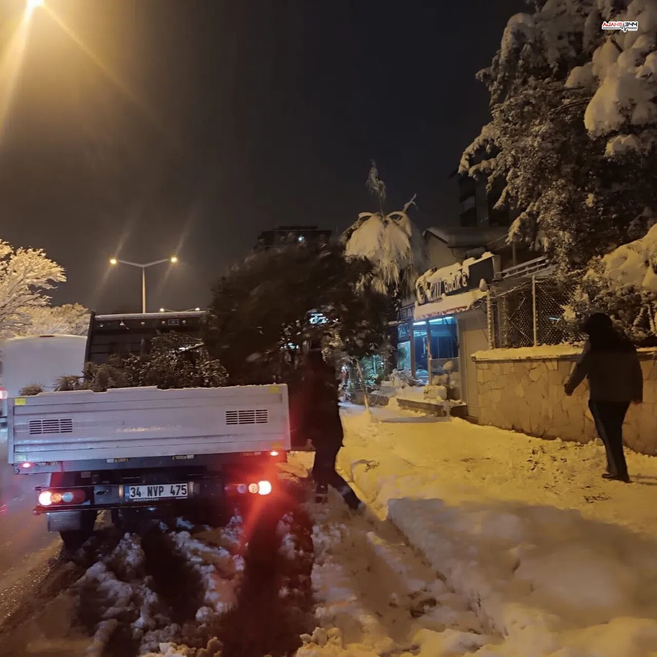 Kahramanmaraş’ta kar nedeniyle kırılan ağaç dalları toplandı, güvenlik sağlandı