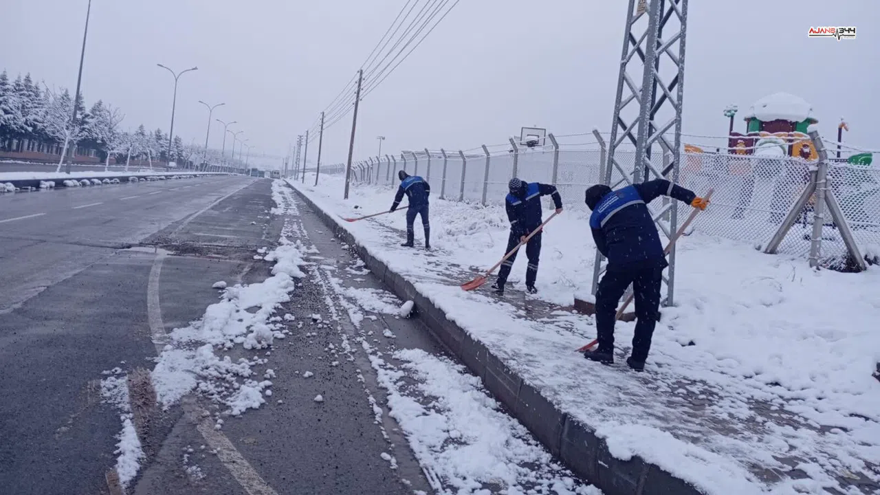 Kahramanmaraş’ta kar yağışı sonrası yürüyüş yolları güvenli hale getirildi