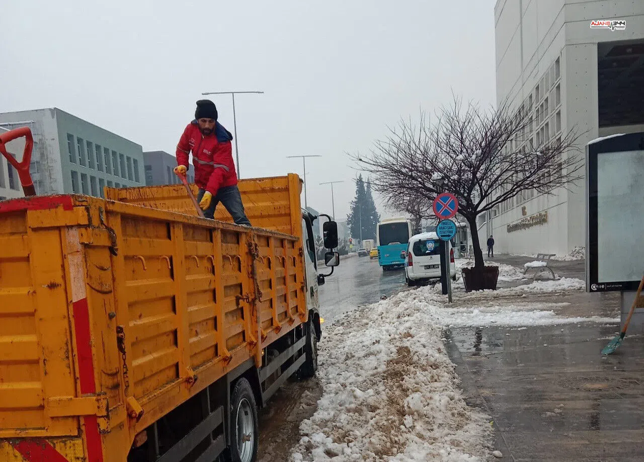 Kahramanmaraş’ta ulaşım için tuzlama ve küreme çalışması