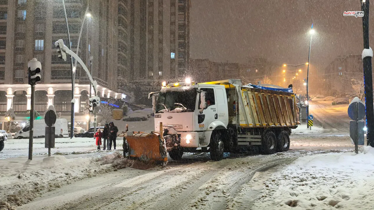 Kahramanmaraş’ta karla mücadelede tam kadro görev başındaydı