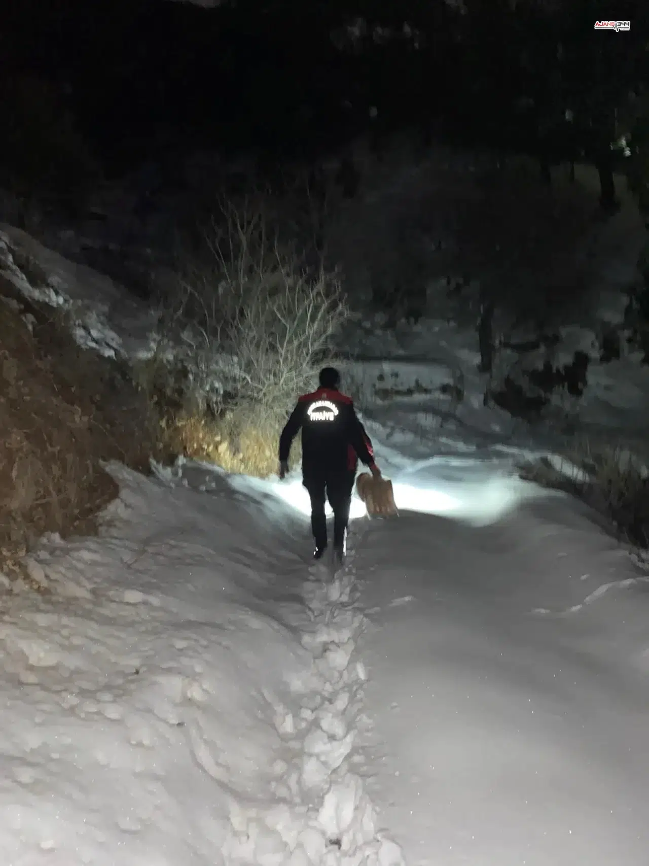 Kar Altında Mahsur Kalan Aileye Kahramanmaraş İtfaiyesinden Yardım Eli