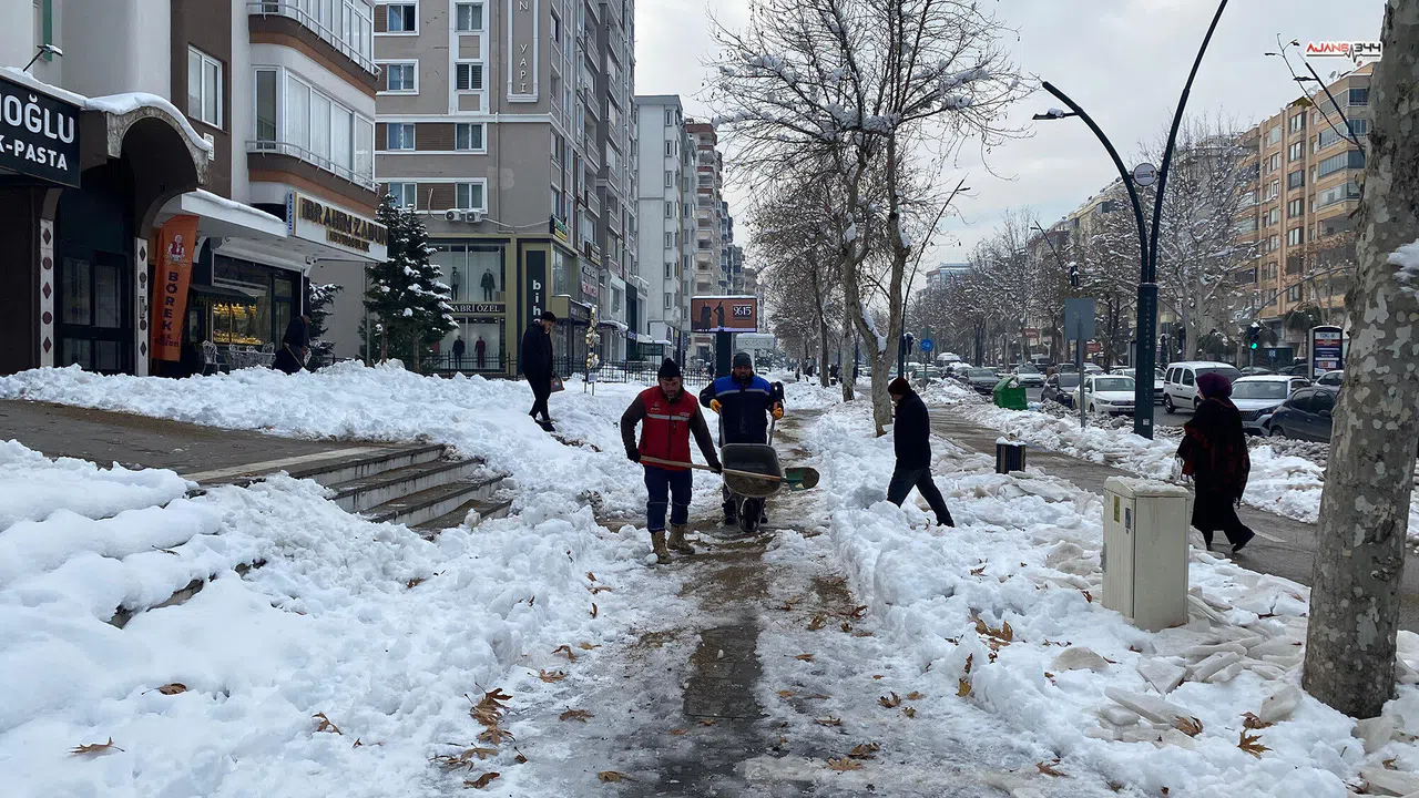 Kahramanmaraş’ta yayalar için 7/24 buzlanma temizliği başladı