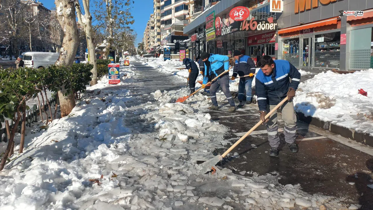 Kahramanmaraş’ta yaya güvenliği için kaldırımlar ve geçitlerde yoğun mesai
