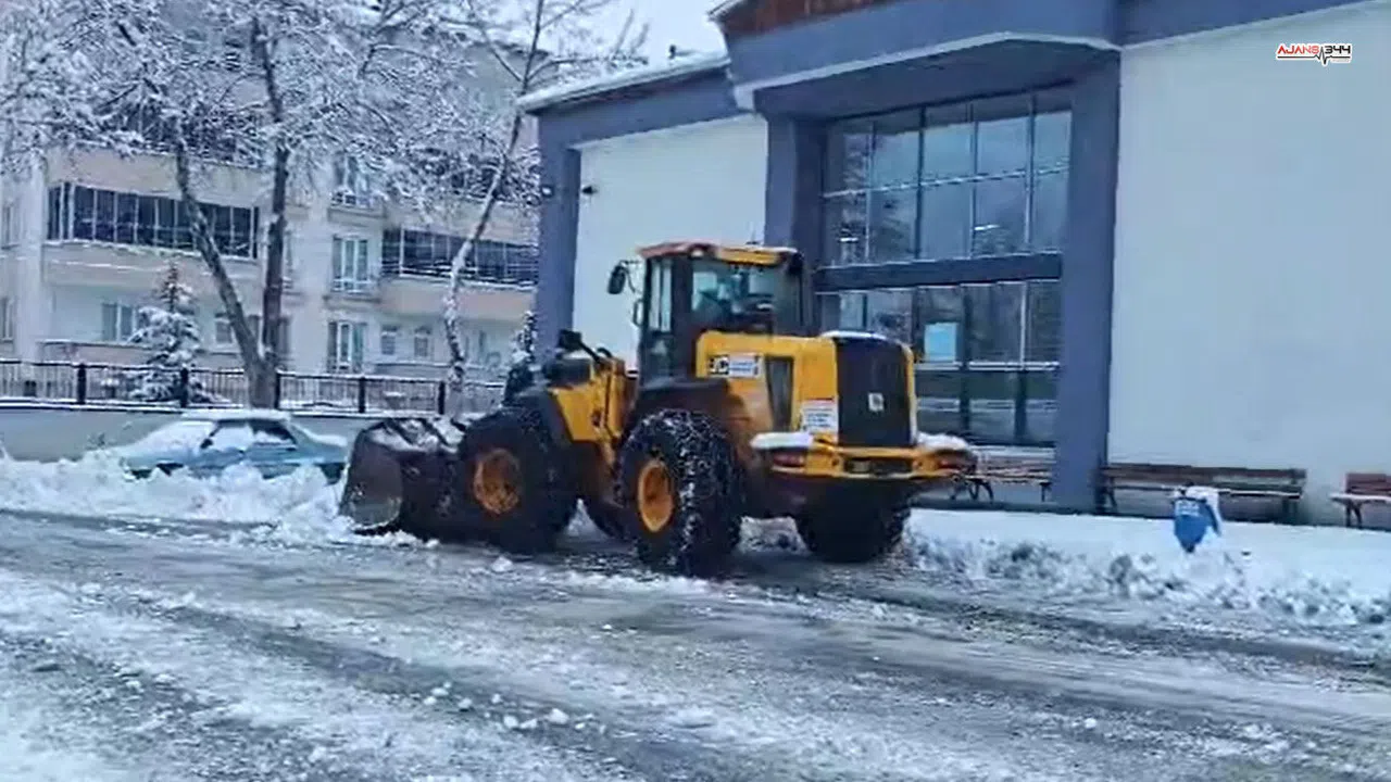 Büyükşehir Ekipleri Kar Yağışına Karşı Sahada