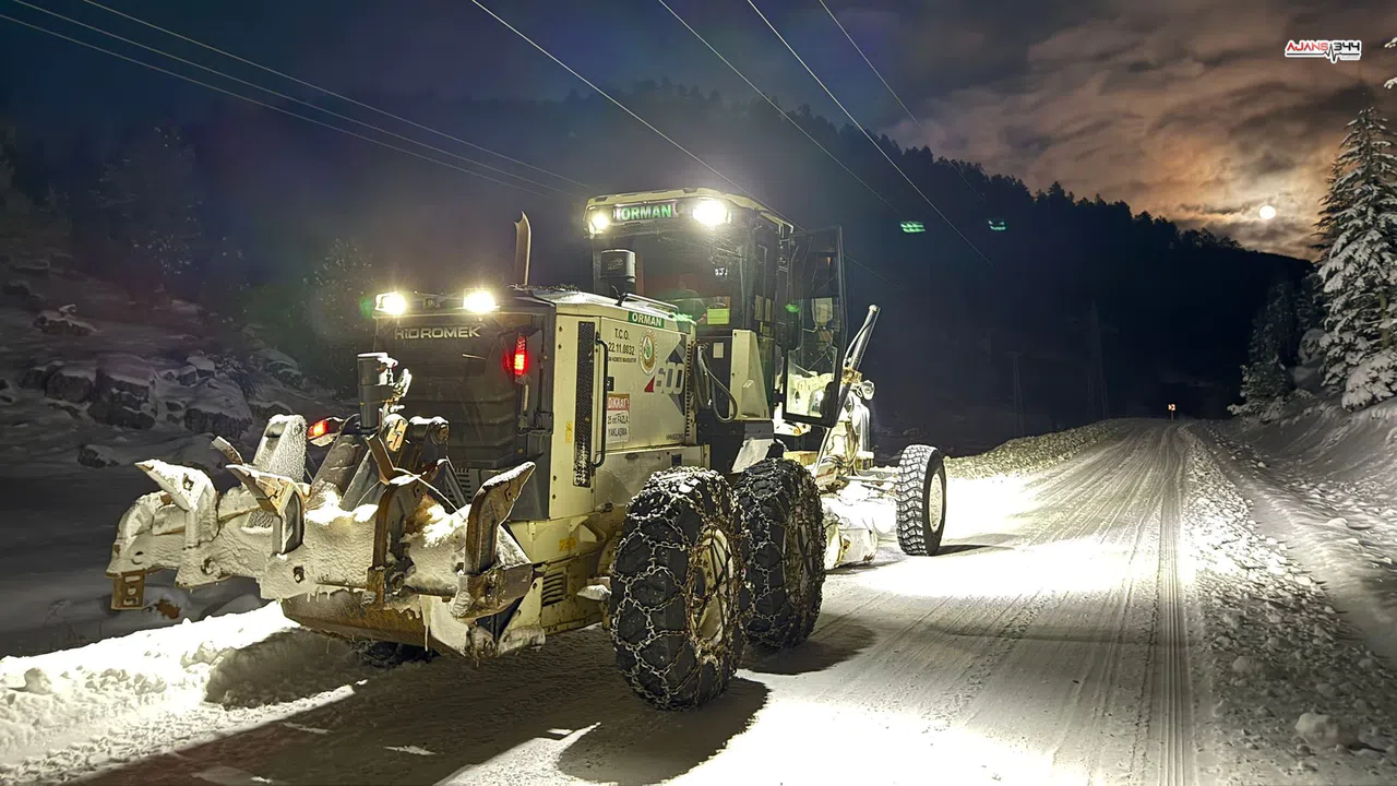 Kahramanmaraş’ta yollar kardan temizleniyor: ALO 153 devrede