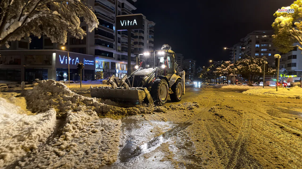 Kahramanmaraş’ta karla mücadele sürüyor! Ekipler gece gündüz sahada