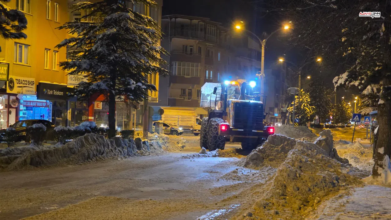 Kar yağışına rağmen Göksun’da ulaşım kesintisiz sürüyor