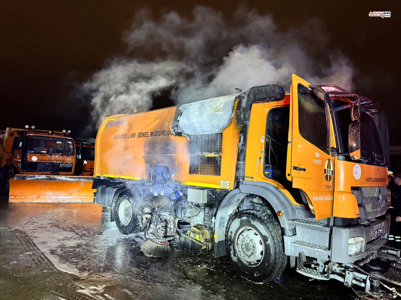 Karayolları’na Ait Kamyon Yandı