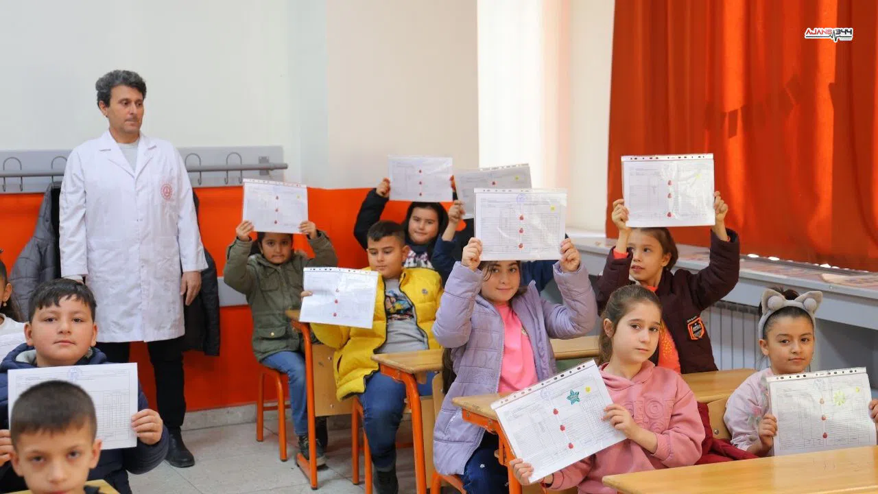 Kahramanmaraş'ta Haydar Aliyev İlkokulu'nda 400 öğrenci karne sevinci yaşadı