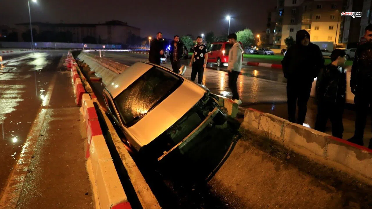 Kontrolden çıkan araç su kanalına uçtu