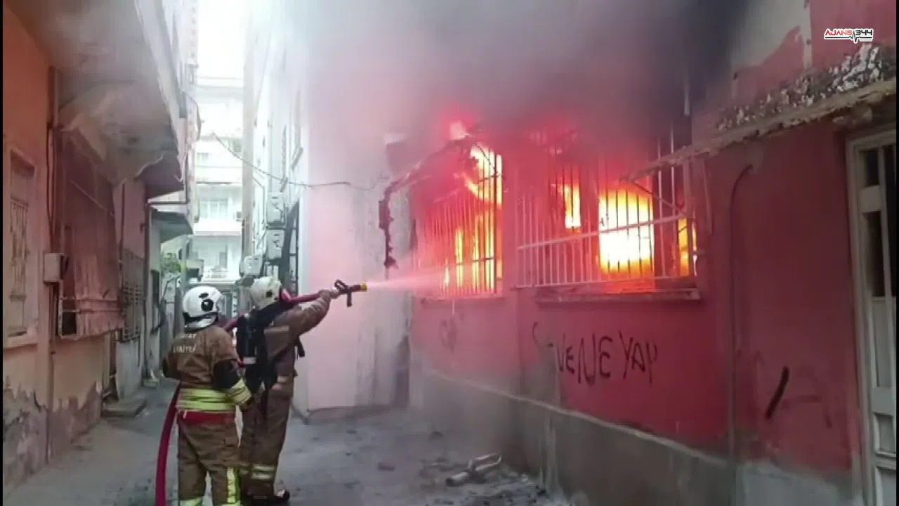 Kumaş deposundan çıkan alevler itfaiyeye zor anlar yaşattı