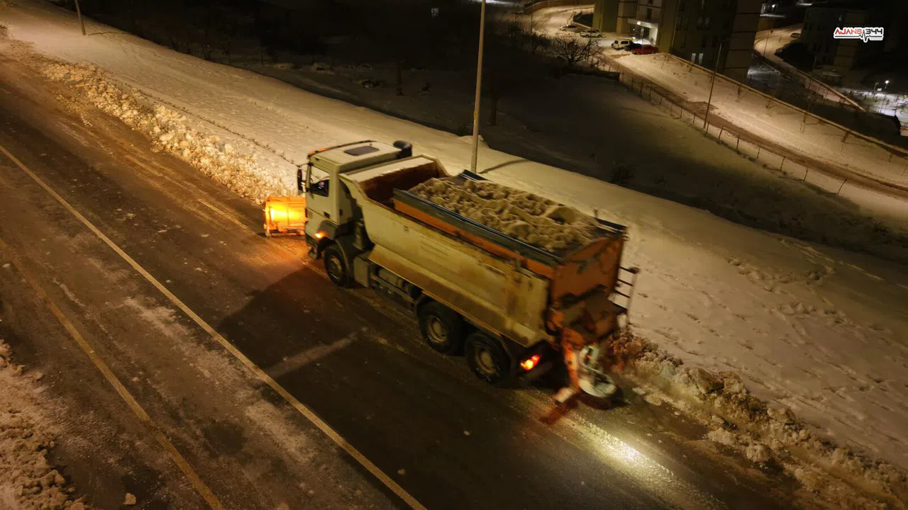 Kahramanmaraş’ta TOKİ yollarında karla mücadele sürüyor