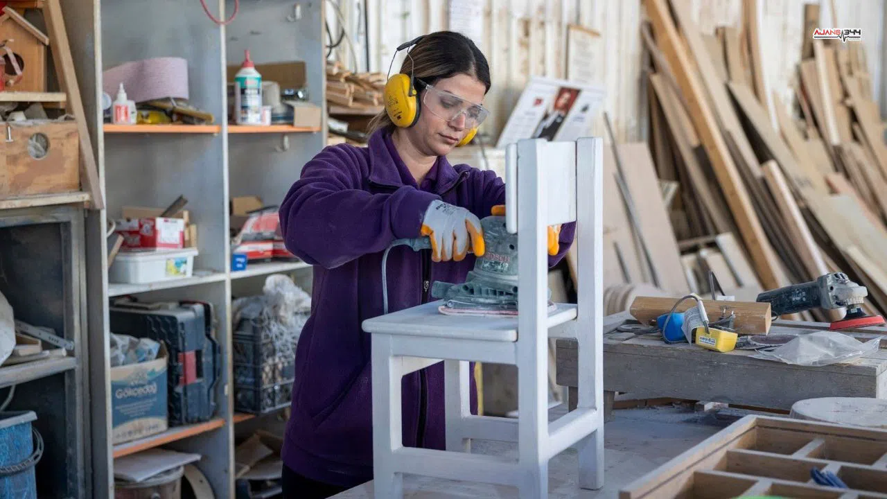 Atık ahşap ve malzemeler bu atölyede masa sandalyeye dönüşüyor