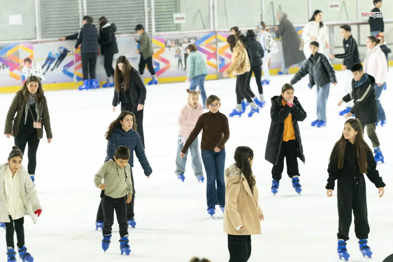 Öğrencilerin buzda karne sevinci
