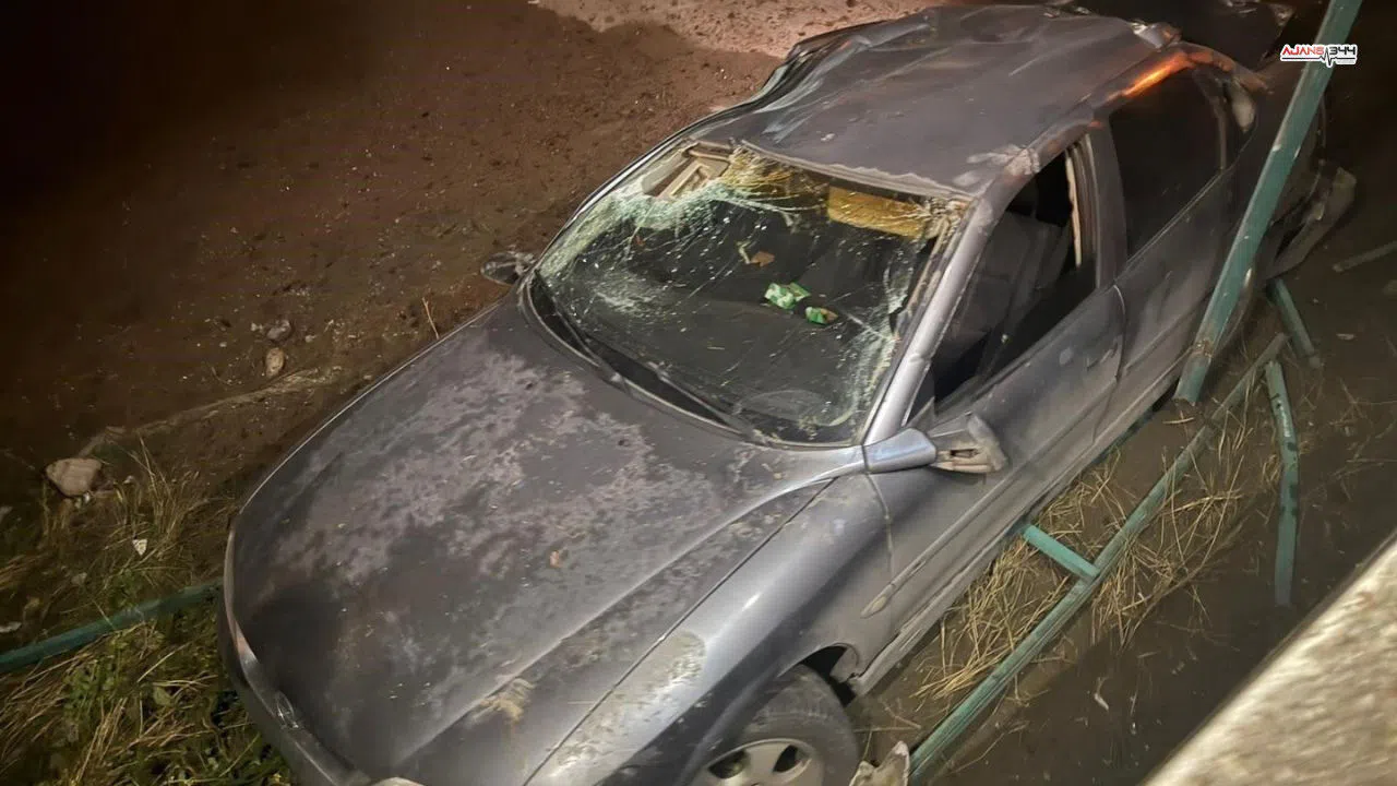 Su kanalına uçan otomobildeki 3 kişi hastanelik oldu