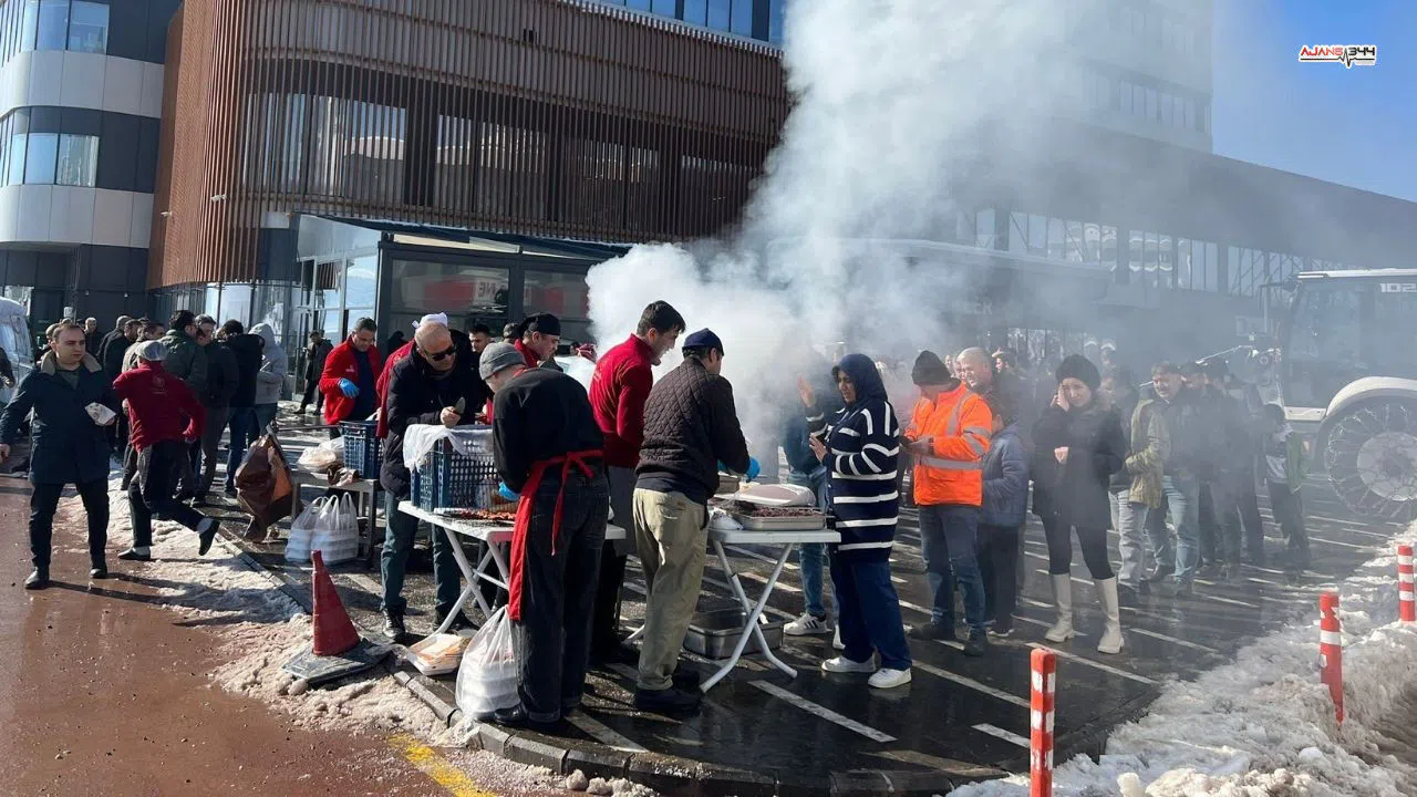 HG Hospital Soğuk Havada Sucuk Ekmek İkramıyla Gönülleri Isıttı