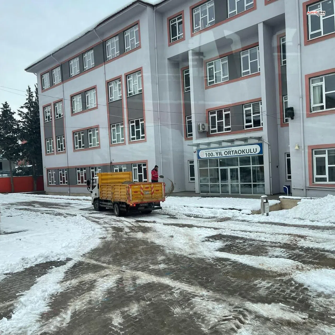 Kahramanmaraş’ta okul çevrelerinde kar mesaisi: Öğrenciler için öncelik