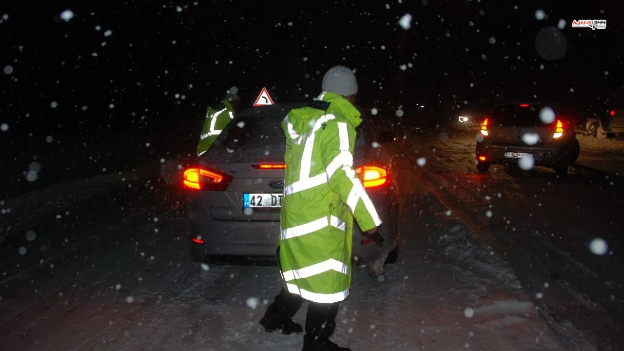 Karayolları ekipleri Alacabel'de kar küreme ve tuzlama çalışması yaptı