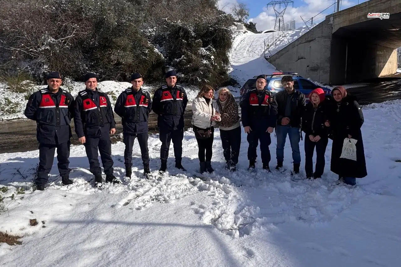 Karda Mahsur Kalan Aileyi Jandarma Kurtardı